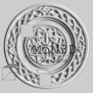 Op de afbeelding: Een wit, cirkelvormig decoratief ontwerp met ingewikkelde Keltische knoopmotieven. Het ontwerp bevat de tekst "MÔN3D Designs" in een gestileerd lettertype en is waarschijnlijk een 3D-geprint of gebeeldhouwd item.
