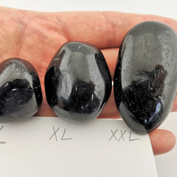 schwarzer Turmalin Trommelstein L-XXL, Schörl Handschmeichler Seifenstein, black tourmaline palm stone, soap stone, natürlicher Edelstein