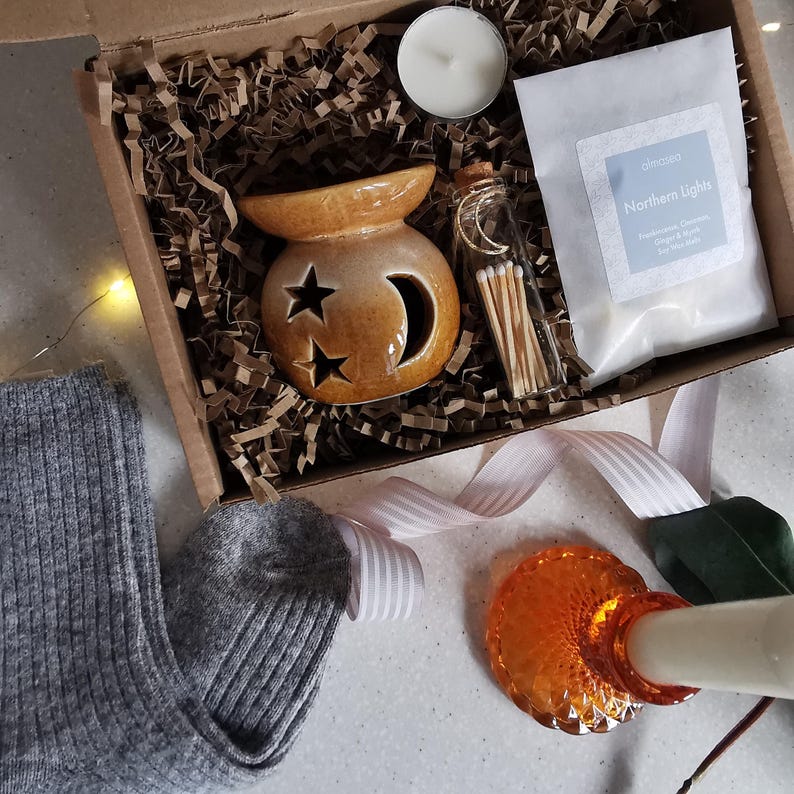 Handcrafted Christmas Hamper: Star Moon Wax Burner Gift Set Melts & Matches image 9