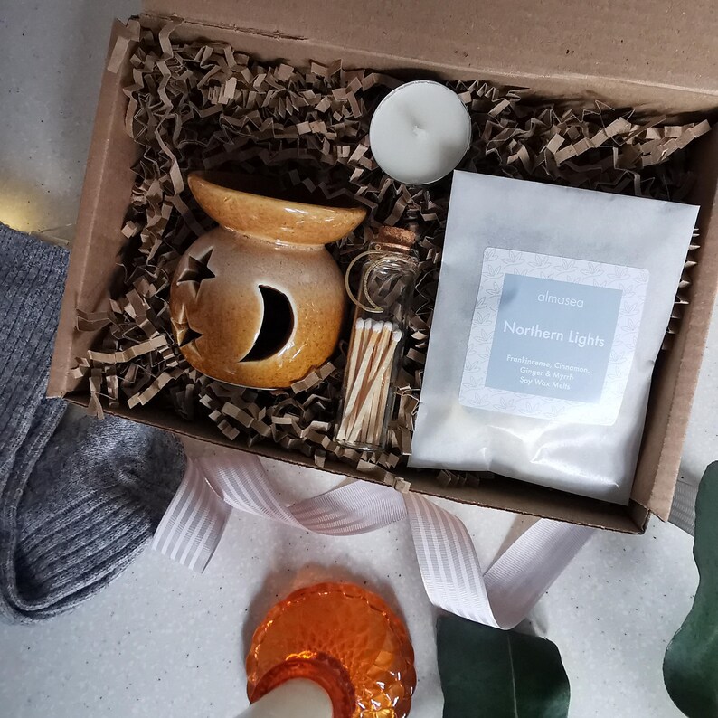 Handcrafted Christmas Hamper: Star Moon Wax Burner Gift Set Melts & Matches image 12