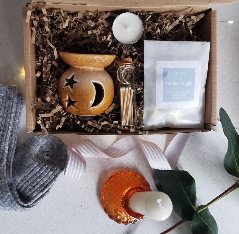 Handcrafted Christmas Hamper: Star Moon Wax Burner Gift Set Melts & Matches image 7