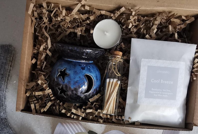 Handcrafted Christmas Hamper: Star Moon Wax Burner Gift Set Melts & Matches image 10