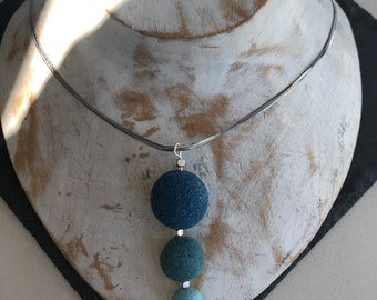 Ketting hanger getint met pastel blauw