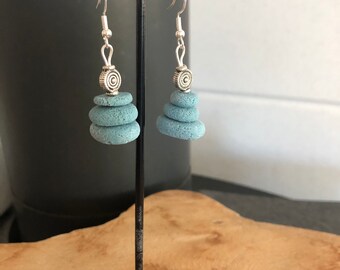 Boucles d’oreilles teintées au pastel. Fabrication artisanale et française