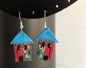 Boucles d’oreilles , forme maison. Réalisées à la main et fabriquées en occitanie. Bijoux de créateur.