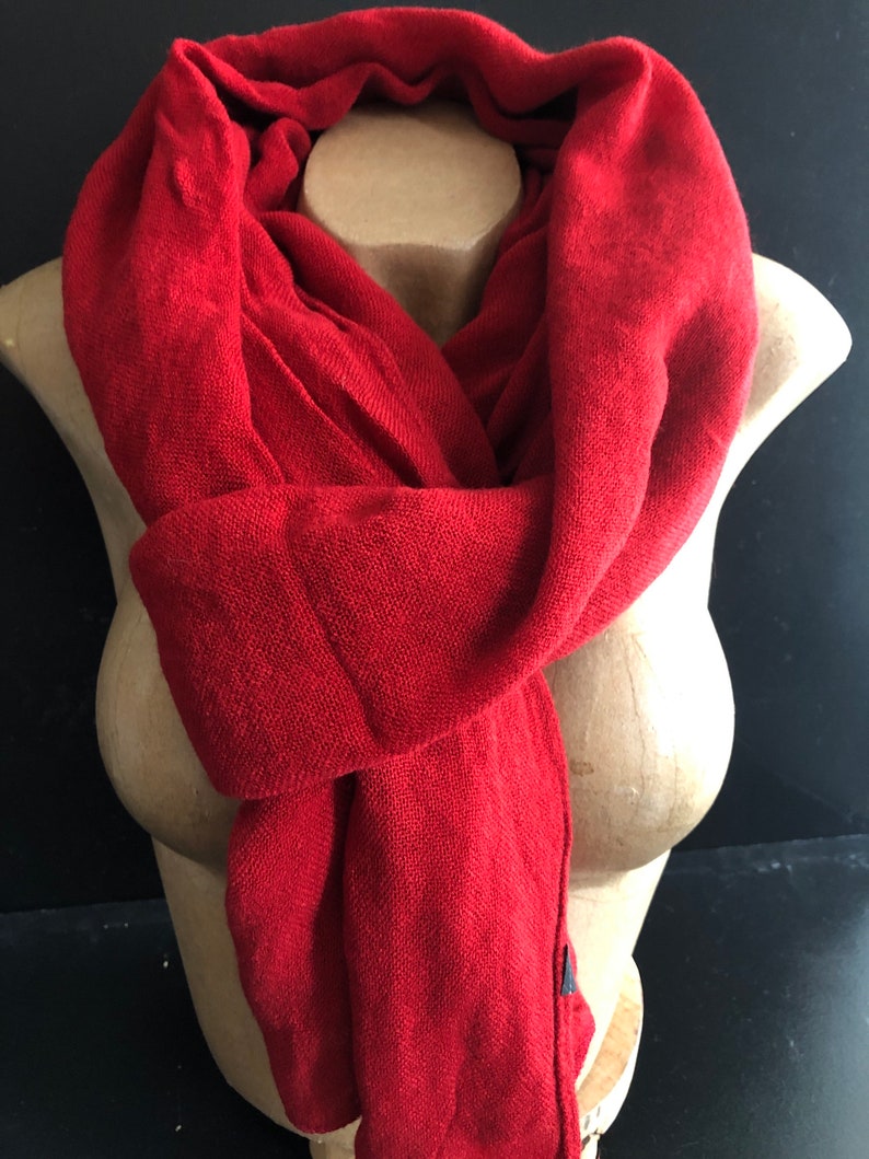 Zeer lichte en prettig te dragen schapenwollen sjaal. Zeer zacht, sjaal, stola, cadeau-idee voor Valentijnsdag afbeelding 4