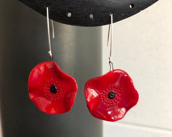 Boucles d’oreilles coquelicot, fabrication artisanale et française. Bijoux de créateur.