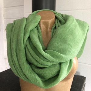 Zeer lichte en prettig te dragen schapenwollen sjaal. Zeer zacht, sjaal, stola, cadeau-idee voor Valentijnsdag afbeelding 5