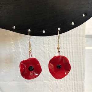 Pretty poppy earrings on a 925 silver support. Very light and unbreakable. Handmade