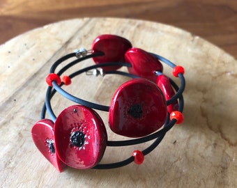 Bracelet sur fil à mémoire avec petites fleurs coquelicots, bijoux de créateur, fabrication francaise