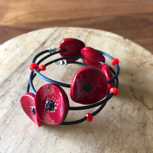 Bracelet sur fil à mémoire avec petites fleurs coquelicots, bijoux de créateur, fabrication francaise