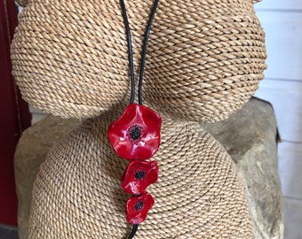 Sautoir aux trois coquelicots, fabrication française .bijoux de créateur.