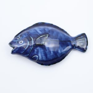 以下が含まれることがあります： 斑点のあるマット仕上げのセラミックマグカップ3個セット。マグカップはクリーム色、ライトグレー、ダークグレーの3色です。各マグカップはシンプルでモダンなデザインで、丸みを帯びたハンドルが付いています。