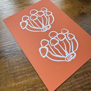 Carte postale illustrée numérique A6 champignon aux couleurs vives et audacieuses inspirée des linos
