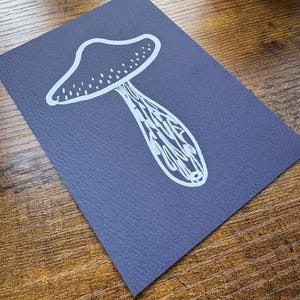 Carte postale illustrée numérique A6 champignon aux couleurs vives et audacieuses inspirée des linos