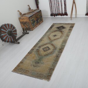 Alfombra de pasillo Oushak vintage, lana turca, estampado geométrico neutro.