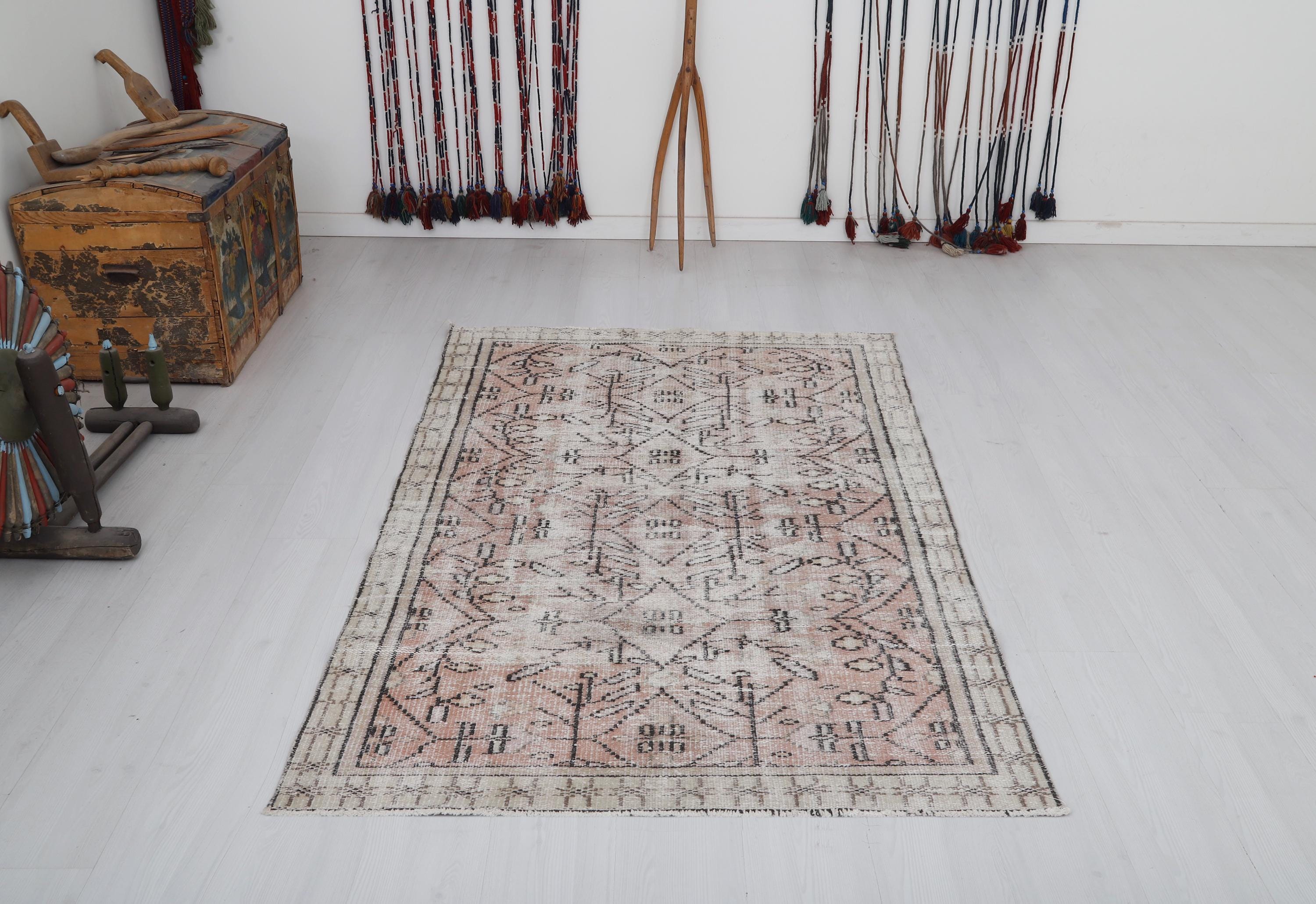 トルコ製 ウール カーペット 236×169cm 洗浄済み 中古 4x7 ヴィンテージ ウシャックラグ：色褪せたトルコウールカーペット
