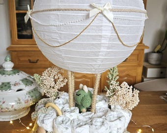 Handgemachte Windeltorte für Babys – nachhaltiges Geschenkset zur Geburt mit Rassel & Heißluftballon