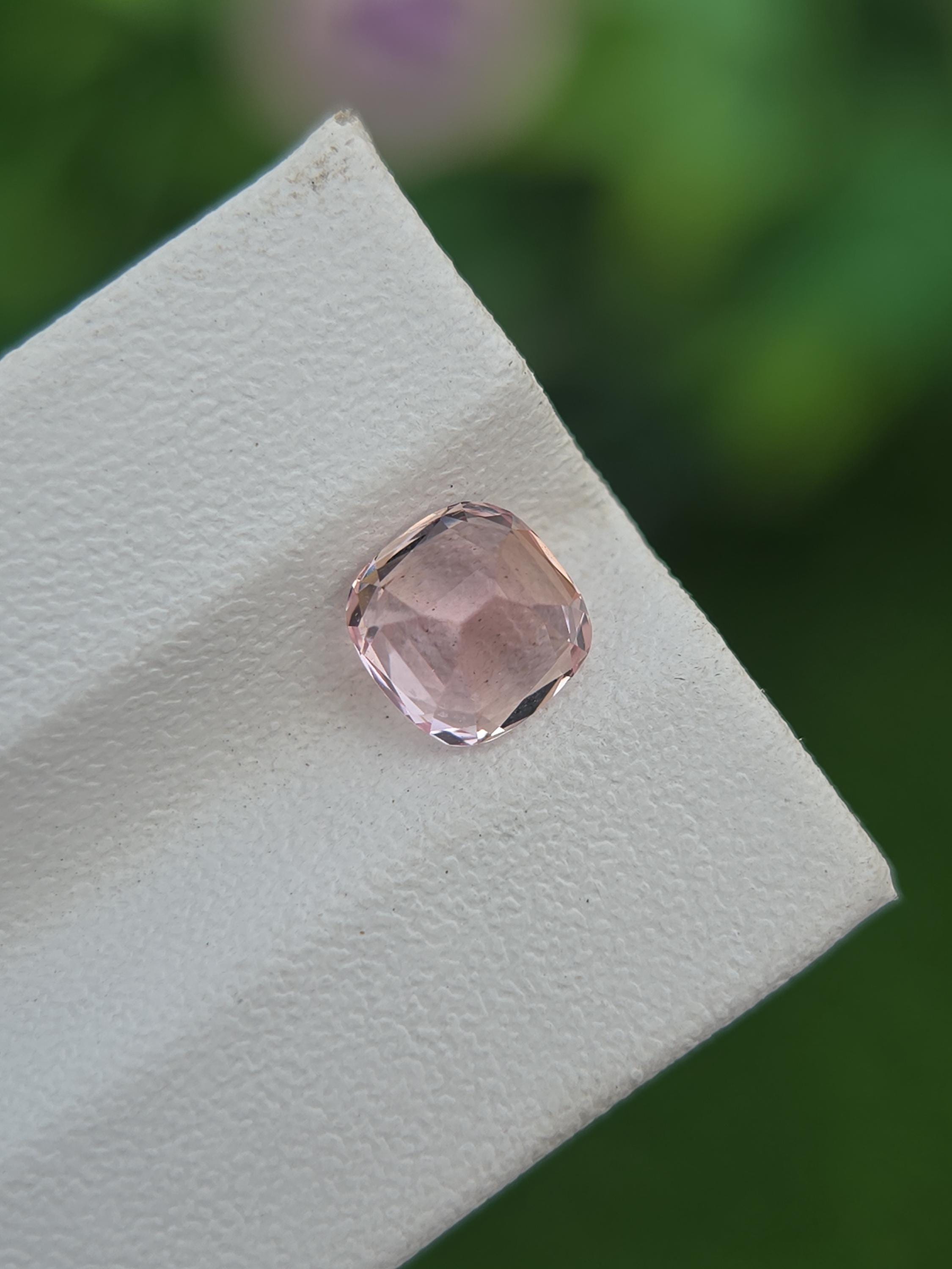 ピンクインペリアルトパーズ：1.47カラットのクッションカット