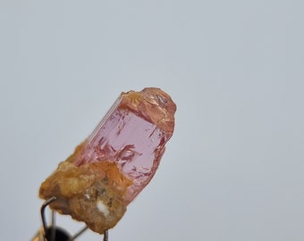 ピンクインペリアルトパーズ原石結晶標本：パキスタン・カトラン産
