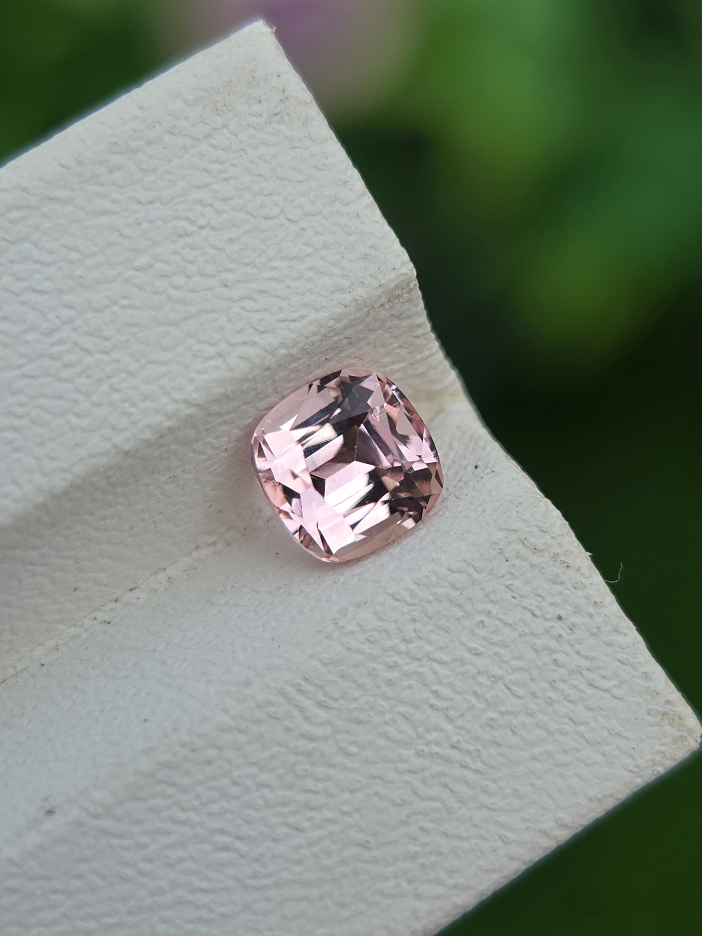 【パキスタン/カトラン産】ピンクインペリアルトパーズ ピンクインペリアルトパーズ：1.47カラットのクッションカット