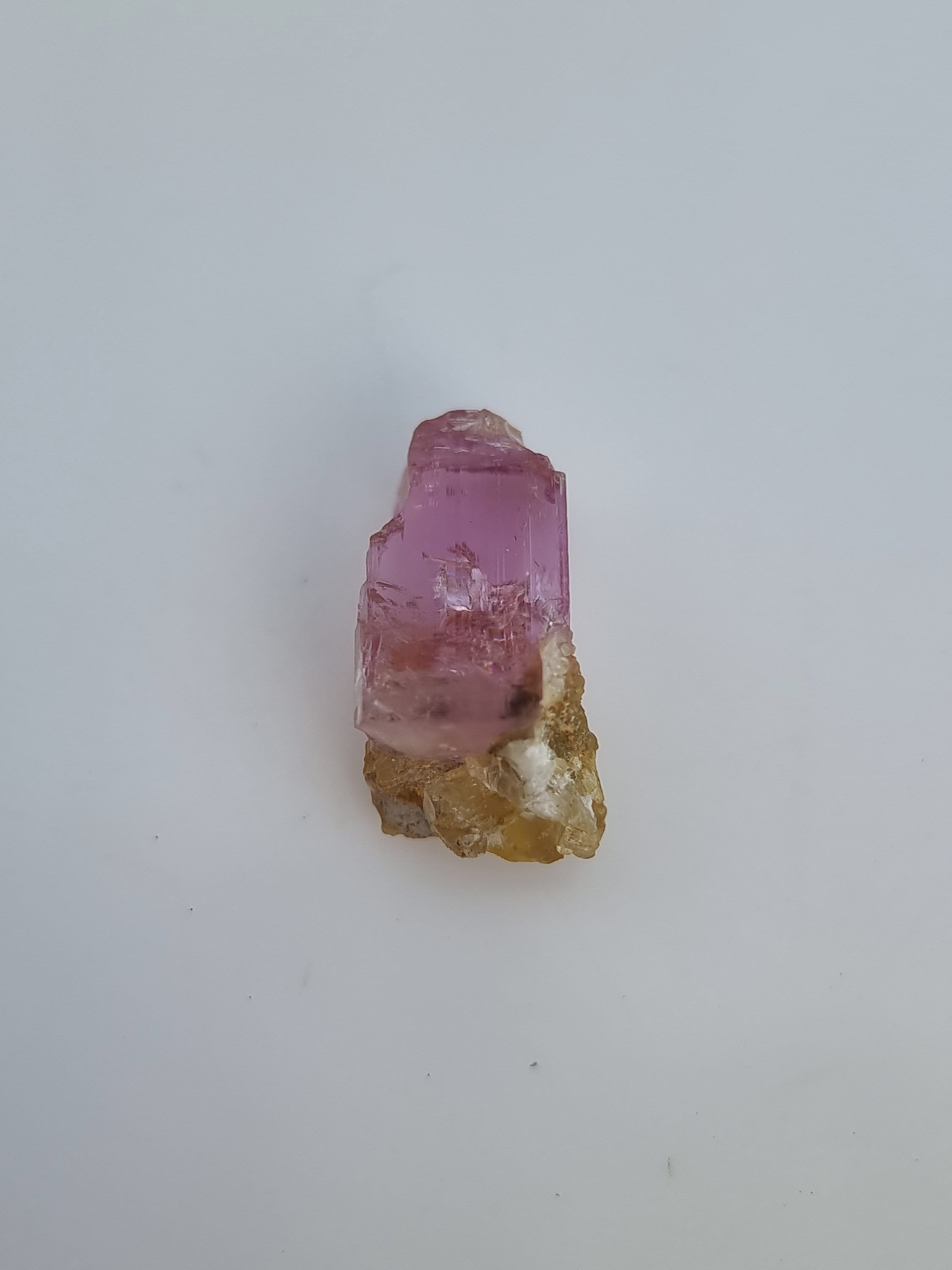 ピンクインペリアルトパーズ原石結晶標本：パキスタン・カトラン産