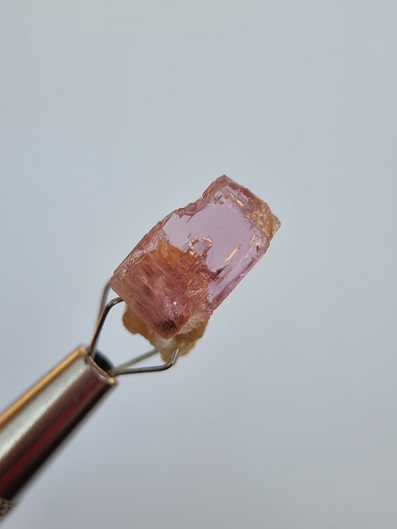 ピンクインペリアルトパーズ原石結晶標本：パキスタン・カトラン産