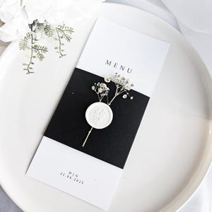 Menú de boda moderno con flores secas