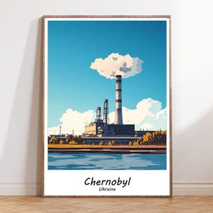 Op de afbeelding: Een digitale illustratie van de kerncentrale van Tsjernobyl in Oekraïne. De illustratie toont een groot, grijs gebouw met verschillende hoge schoorstenen. Boven het gebouw bevindt zich een grote, witte wolk, met een van de schoorstenen die rook uitstoot. De lucht is blauw en de grond is groen.