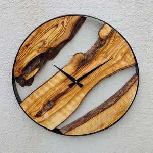 Made to Order Metall & Olivenholz Wanduhr, Große Holz und Metall Wanduhr, Live Edge Rustikale Uhr, Holz Wandkunst, Einzigartiges Haus Geschenk Bild 3