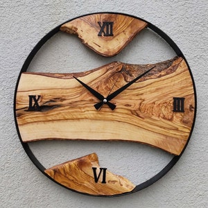 Wykonany na zamówienie zegar ścienny z metalu i drewna oliwnego, duży zegar ścienny z drewna i metalu, rustykalny zegar Live Edge, drewniana dekoracja ścienna, wyjątkowy prezent do domu zdjęcie 4