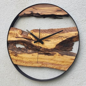 Wykonany na zamówienie zegar ścienny z metalu i drewna oliwnego, duży zegar ścienny z drewna i metalu, rustykalny zegar Live Edge, drewniana dekoracja ścienna, wyjątkowy prezent do domu zdjęcie 5