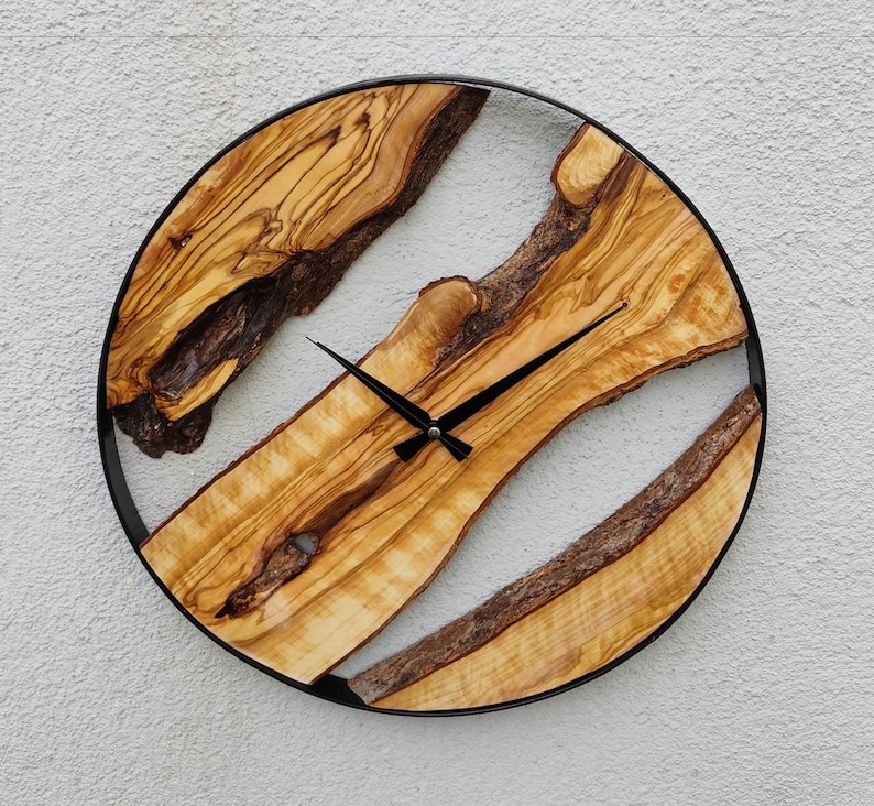 Made to Order Metall & Olivenholz Wanduhr, Große Holz und Metall Wanduhr, Live Edge Rustikale Uhr, Holz Wandkunst, Einzigartiges Haus Geschenk Bild 3