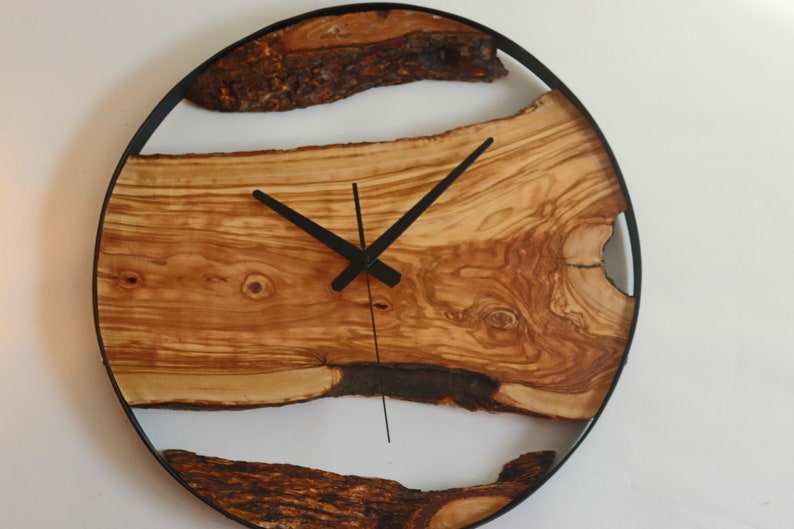 Wykonany na zamówienie zegar ścienny z metalu i drewna oliwnego, duży zegar ścienny z drewna i metalu, rustykalny zegar Live Edge, drewniana dekoracja ścienna, wyjątkowy prezent do domu zdjęcie 8