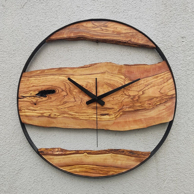 Wykonany na zamówienie zegar ścienny z metalu i drewna oliwnego, duży zegar ścienny z drewna i metalu, rustykalny zegar Live Edge, drewniana dekoracja ścienna, wyjątkowy prezent do domu zdjęcie 9
