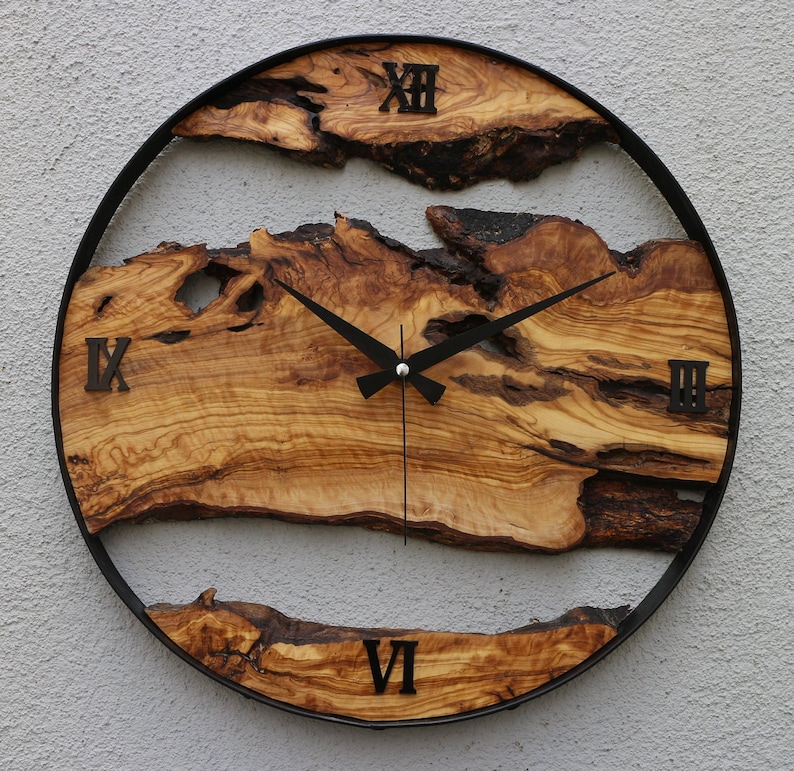 Made to Order Metall & Olivenholz Wanduhr, Große Holz und Metall Wanduhr, Live Edge Rustikale Uhr, Holz Wandkunst, Einzigartiges Haus Geschenk Bild 1