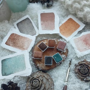 Tavolozza di acquerelli artigianali "Slow Winter", granulosa e duocromatica con pigmenti naturali, ideale come regalo