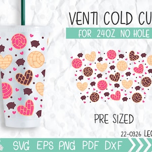 Puede incluir: Un vaso de plástico transparente con un diseño de corazones rosas y marrones, cerditos y diseños de espiral. El vaso es para una bebida fría de 24 onzas y no tiene agujero. El texto "VENTI COLD CUP FOR 24OZ NO HOLE" está escrito en texto negro sobre un fondo turquesa. El texto "PRE SIZED" está escrito en texto negro sobre un fondo blanco. El texto "22-0326 LEOPARD" está escrito en texto negro sobre un fondo blanco. El texto "SVG EPS PNG PDF DXF" está escrito en texto negro sobre un fondo turquesa.