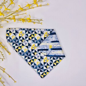 Bandana geométrica reversível para cachorro personalizável