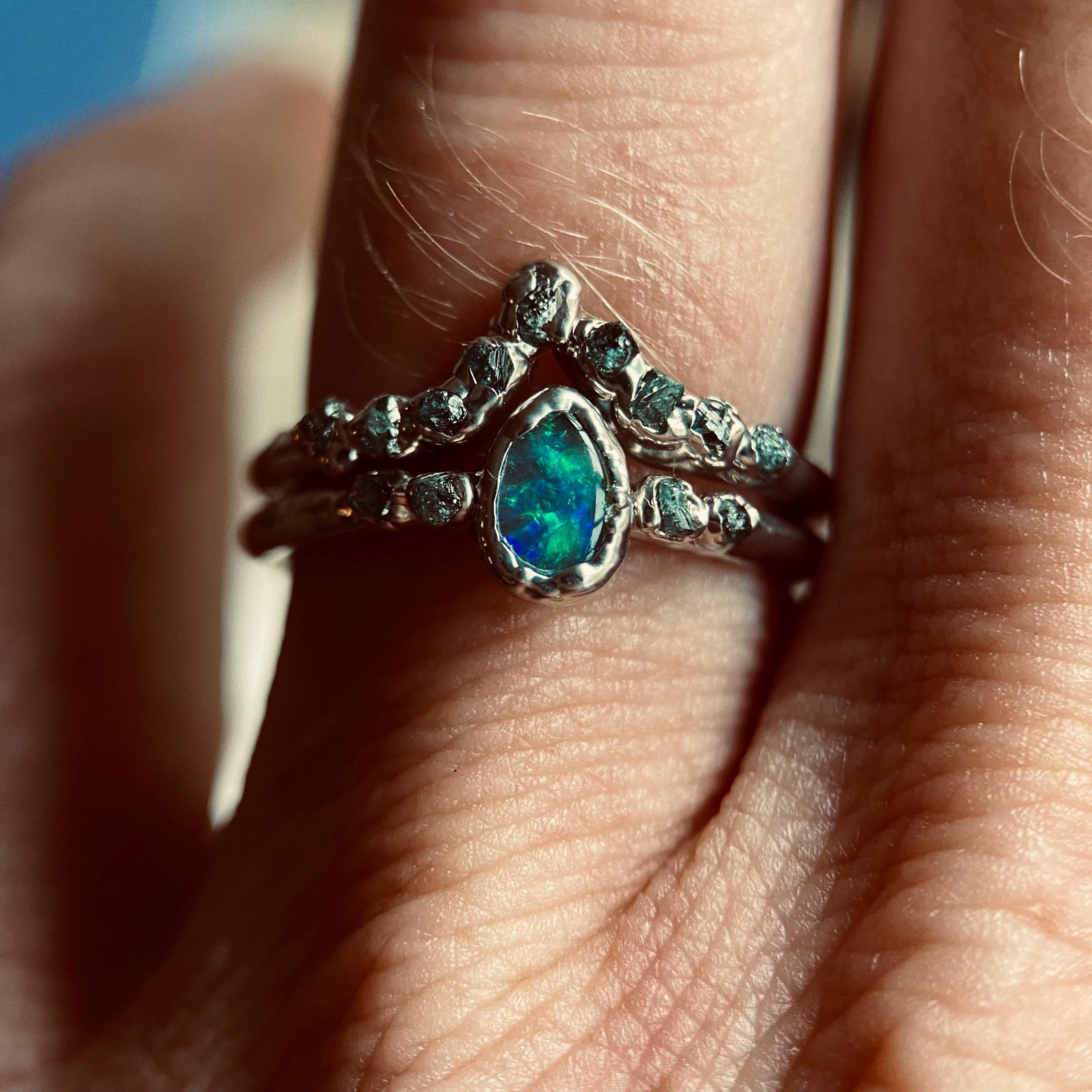 Elegante set di fedi nuziali/di fidanzamento con opale e diamante