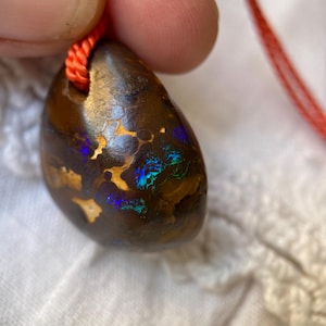 Kleurrijke Australische Boulder Opal-hanger aan helder zijden koord - oktober geboortesteen