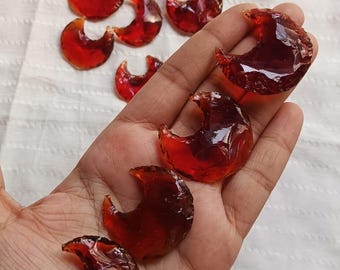 レッドオブシディアンガラスの月：癒しのクリスタル三日月彫刻 - Etsy 日本