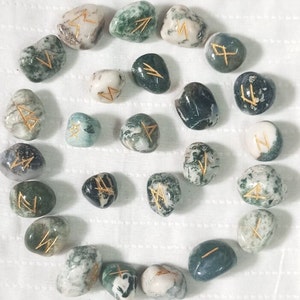 ツリーアゲートルーンストーンセット、クリスタル25個の彫刻入りタンブルルーンストーン、エルダーフサルクルーンセット、本物のルーンストーンセット、アゲートルーンセット。