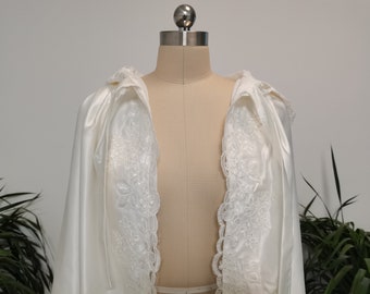 Manteau de mariage Satin Long Manteau de mariée de mariage Manteau blanc / ivoire Manteau à capuche Dentelle Manteau