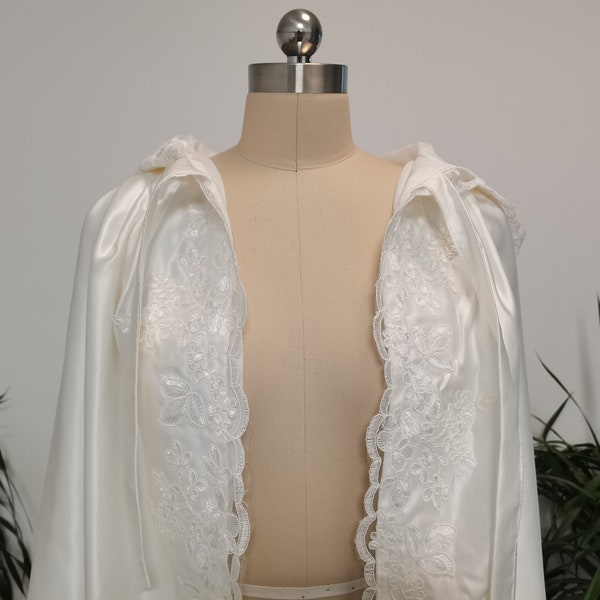 Manteau de mariage Satin Long Manteau de mariée de mariage Manteau blanc / ivoire Manteau à capuche Dentelle Manteau