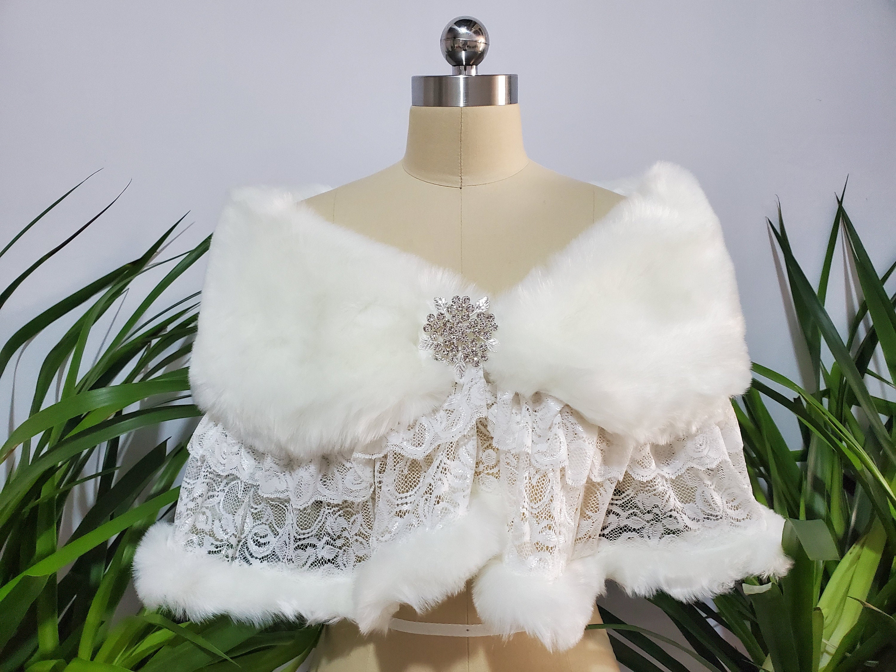 Elegant Lace Bridal Capes Faux Fur Wraps for Wedding Ivory Winter Warm Shawls Jackets for Bride Women Accessories Bolero