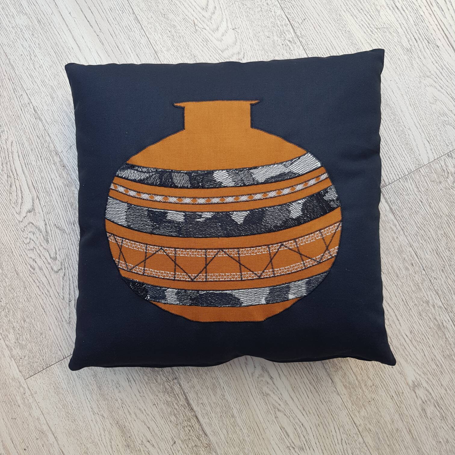 Coussin Décoratif- Amphore - Cadeau Collègue- Pendaison Crémaillère- Maison- Broderie Vase