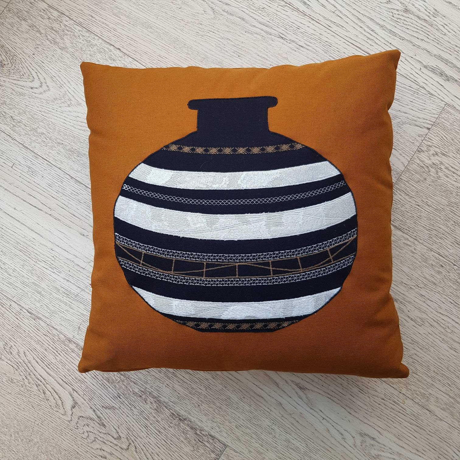 Coussin Décoratif- Amphore - Cadeau Collègue- Pendaison Crémaillère- Maison- Broderie Vase -