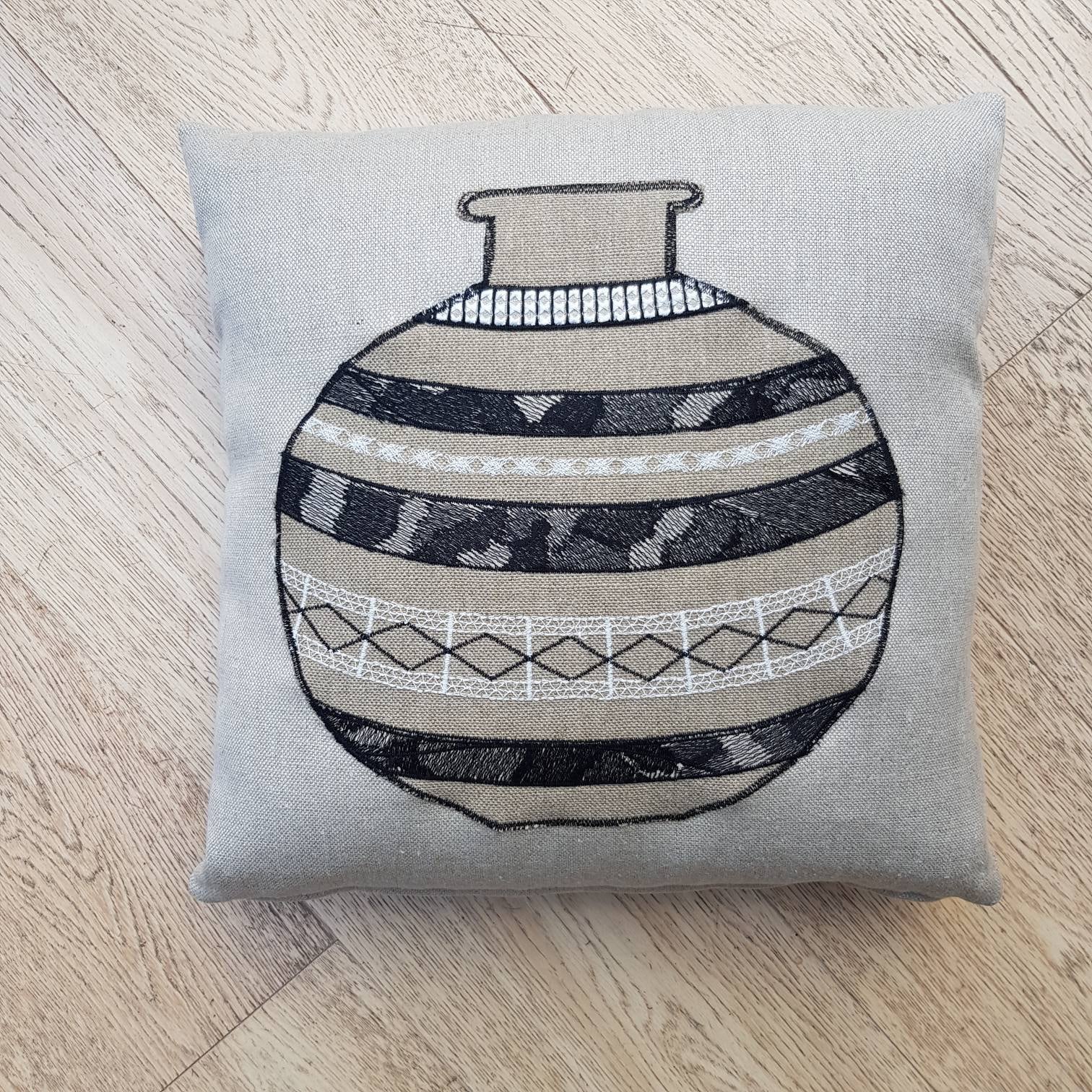 Coussin Décoratif- Amphore - Cadeau Collègue- Pendaison Crémaillère- Maison- Broderie Vase Coussin