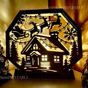 Pode incluir: Uma casa decorativa de madeira com tema natalino com um design de silhueta. A casa apresenta um recorte detalhado do trenó do Papai Noel, renas, um floco de neve e uma casa com janelas iluminadas. A cor geral é marrom escuro com um brilho quente e convidativo.